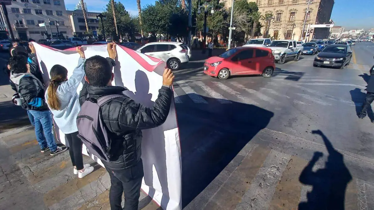 se manifiestan estudiantes de la uach